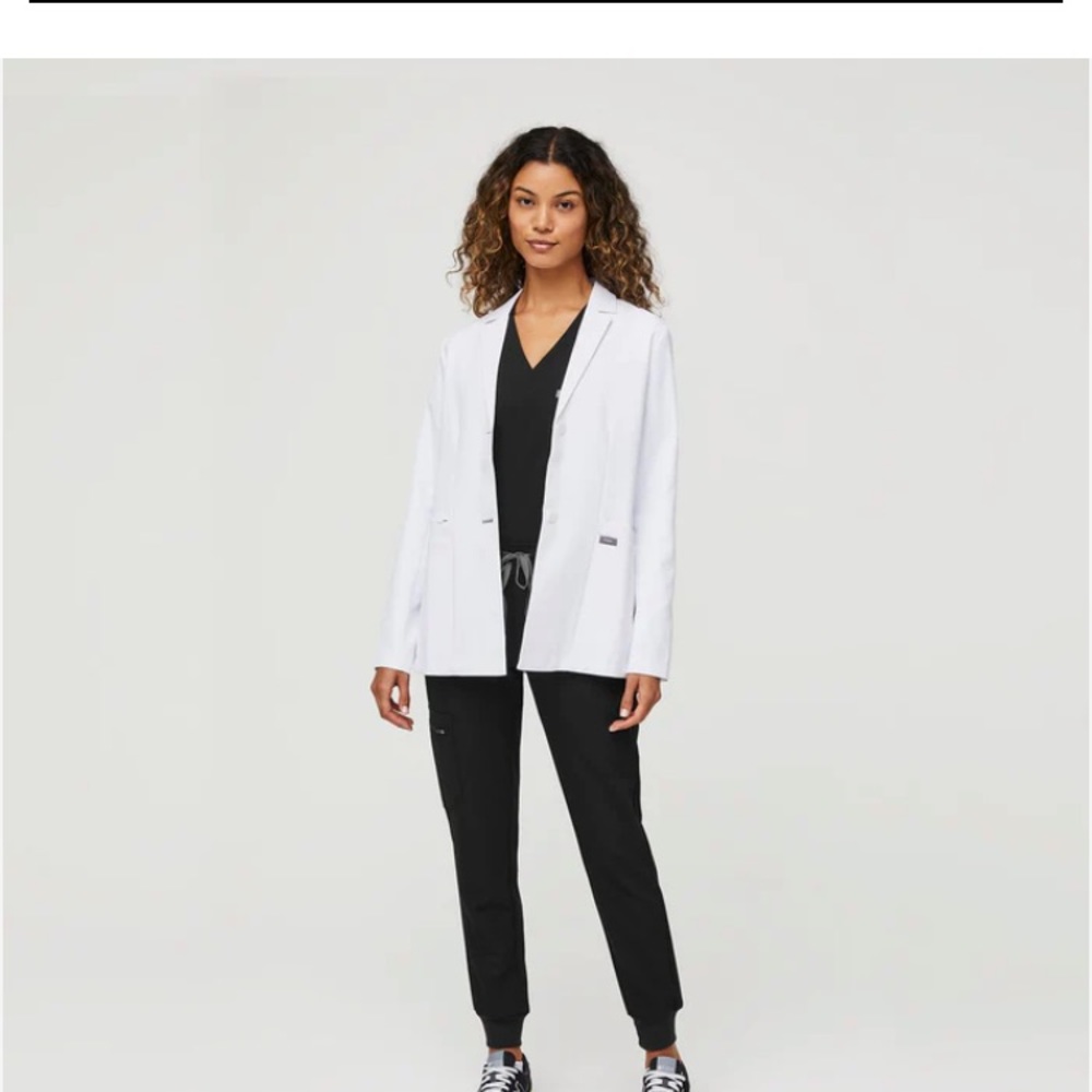 FIGS Slim Short Lab Coat